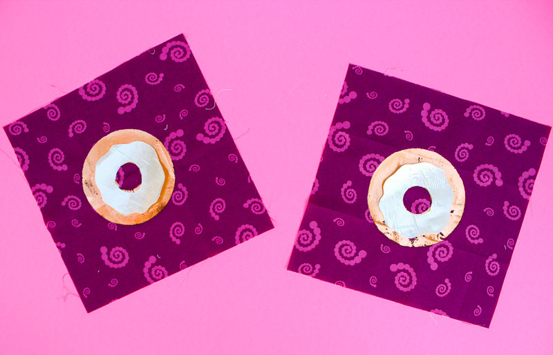 Deco Foil Donut Mini Quilt | www.blog.thermoweb.com