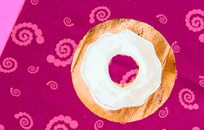 Deco Foil Donut Mini Quilt | www.blog.thermoweb.com